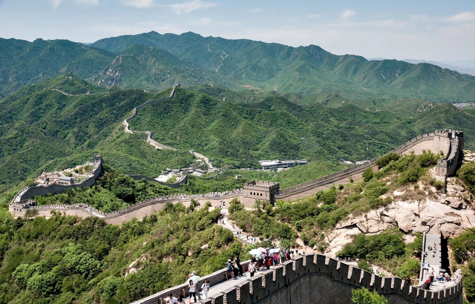 Die Chinesische Mauer bei Badaling, dem Bergkamm folgend.