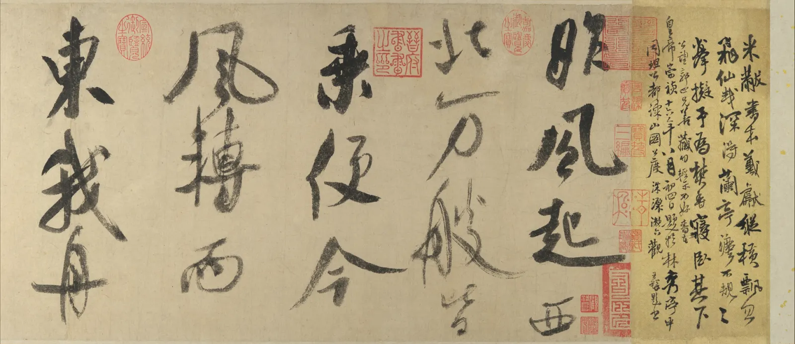 Eine chinesische Handrolle: ein Gedicht in kursiver Pinselschrift auf gealtertem Papier.